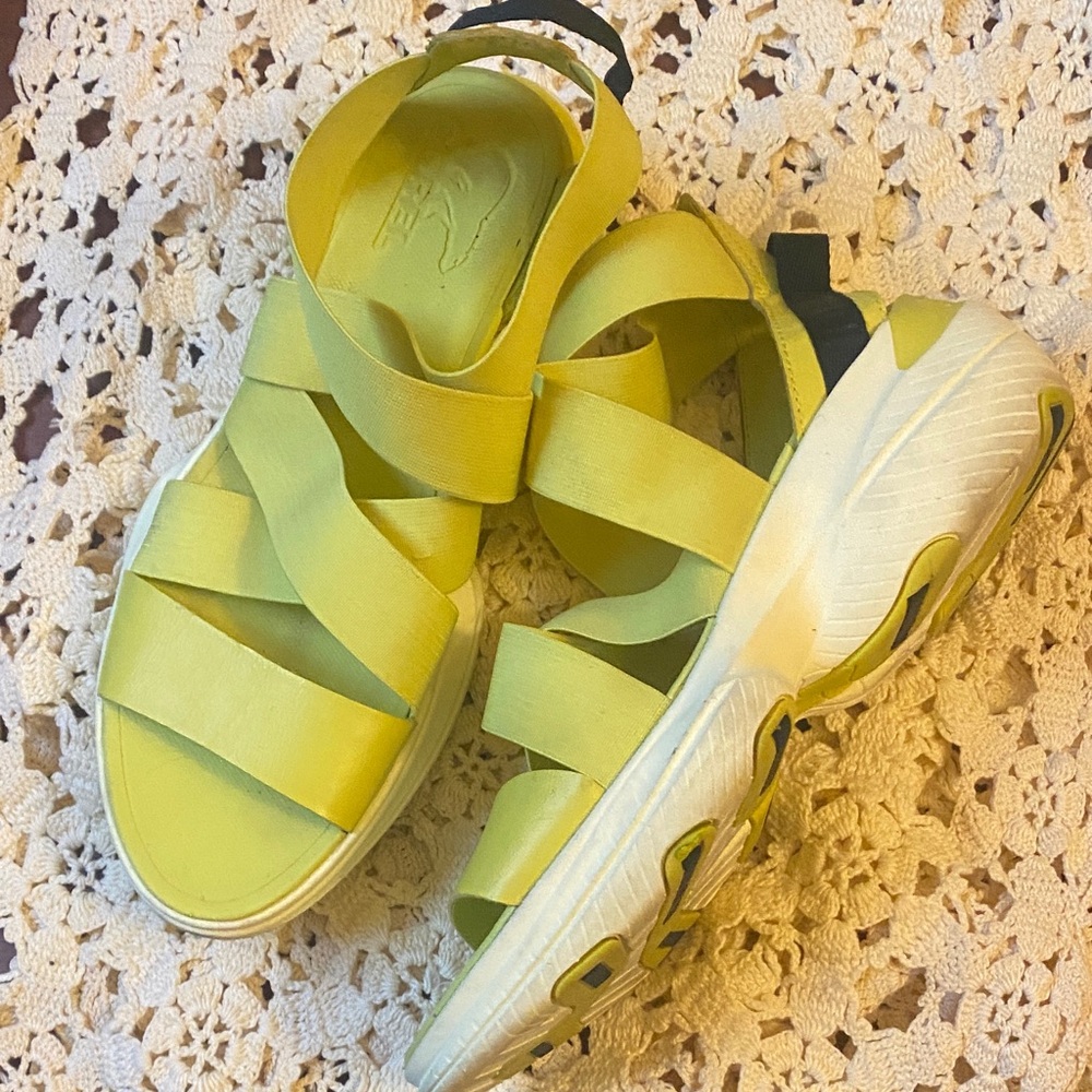 Like new Sale price 🌹Sorel Women's Yellow (Lime) Sandals
